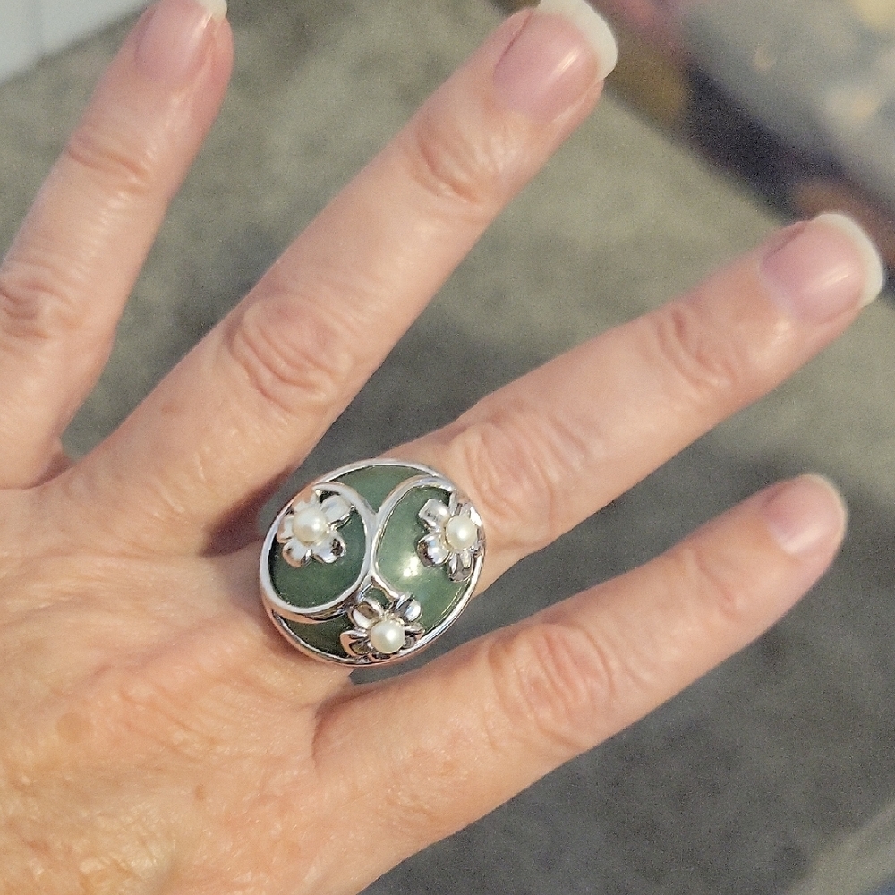 Elegant Green Enamel and Silver 9.25 small pearl bead accents Floral Ring sz8